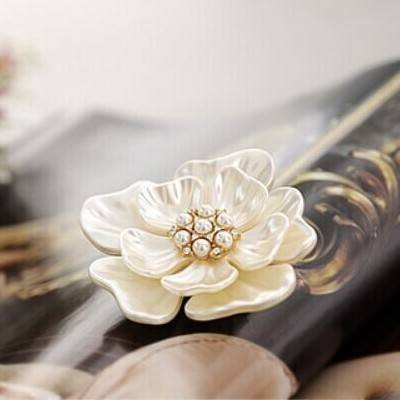 Нежная брошь с фианитами и жемчугом A 1465 фото | Brulik