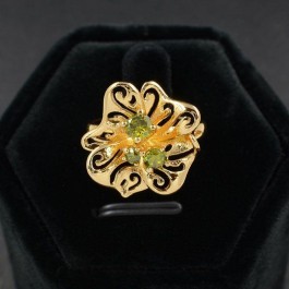 Великолепное кольцо с фианитами в позолоте 11500- зеленый