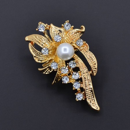 Привлекательная позолоченная брошь с фианитами и жемчугом 710-12 фото | Brulik