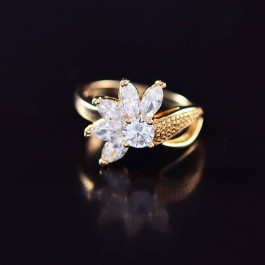 Прекрасное кольцо с фианитами в позолоте 10-1116-белый