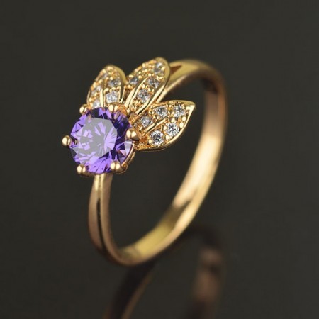 Изящное позолоченное кольцо с фианитами 10-1167-фиолетовый фото | Brulik