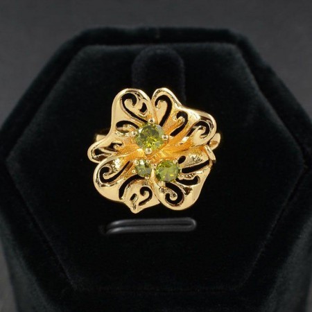 Великолепное кольцо с фианитами в позолоте 11500- зеленый фото | Brulik