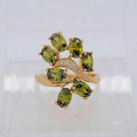 Изящное позолоченное кольцо с фианитами ХР 10-1080-зеленый фото | Brulik