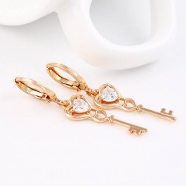 Неповторимые подвесные серьги в форме ключиков с фианитами оптом 91156