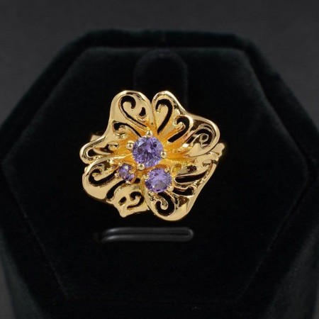 Великолепное кольцо с фианитами в позолоте 11500- фиолетовый фото | Brulik