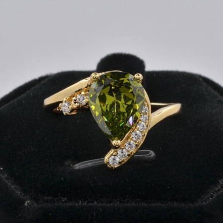 Прелестное позолоченное кольцо с фианитами 10-1150-зеленый фото | Brulik