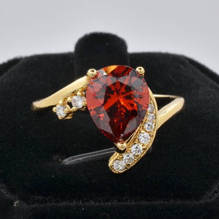 Прелестное позолоченное кольцо с фианитами 10-1150-красный фото | Brulik