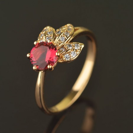 Изящное позолоченное кольцо с фианитами 10-1167-красный корунд фото | Brulik
