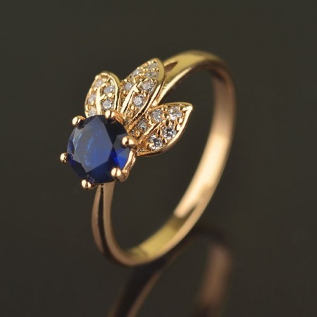 Изящное позолоченное кольцо с фианитами 10-1167-синий фото | Brulik