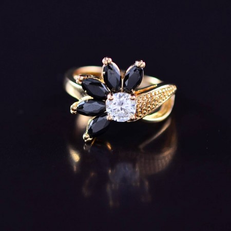 Прекрасное кольцо с фианитами в позолоте 10-1116-черный фото | Brulik