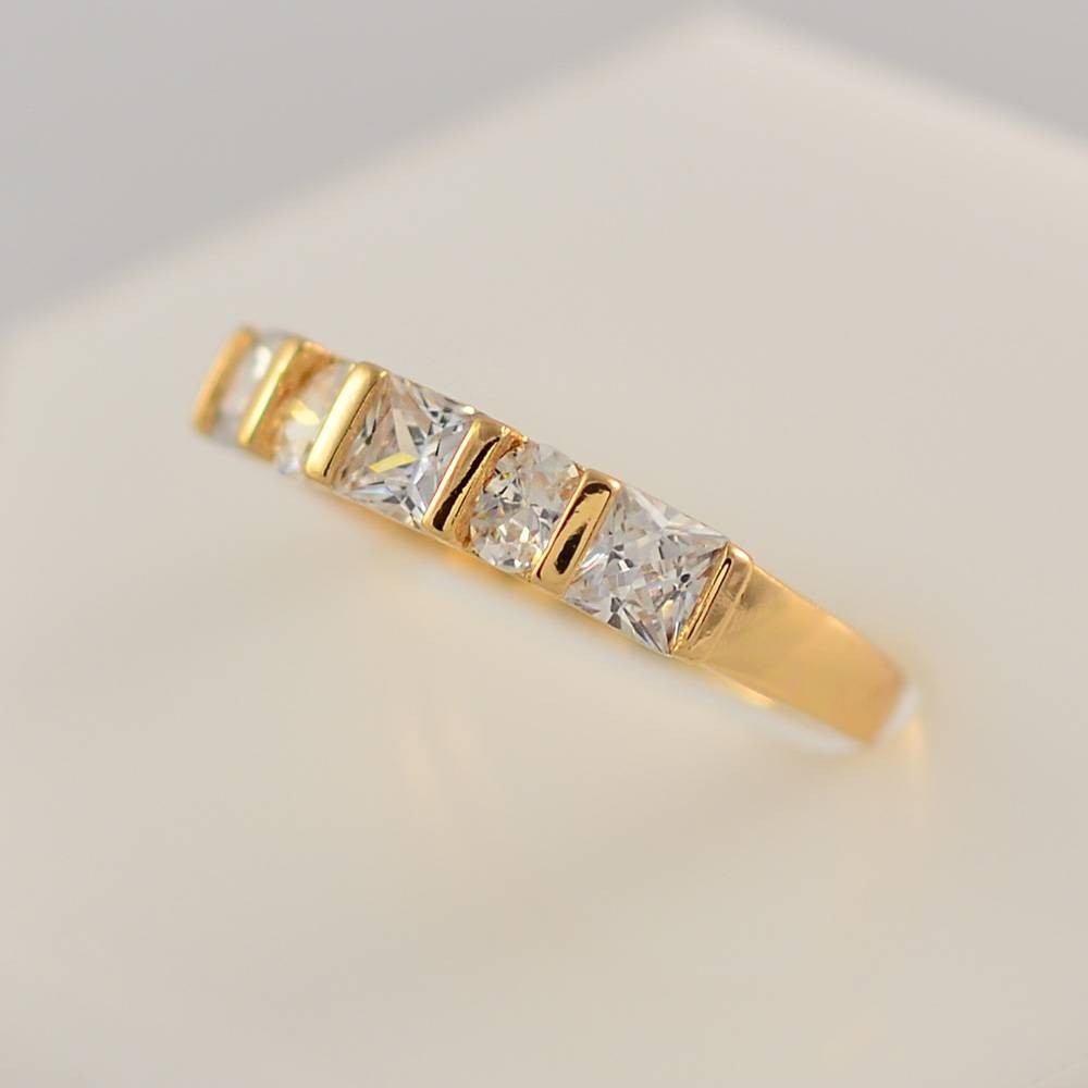 Исключительное кольцо с фианитами в позолоте 10-1922-белый  фото | Brulik