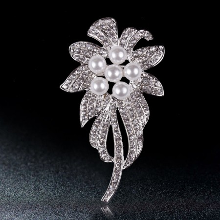 Прекрасная брошь с жемчугом и фианитами 11162 фото | Brulik